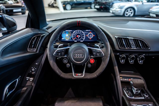 Audi R8 V10 plus Spyder im Showroom von David Finest Sports Cars Hamburg