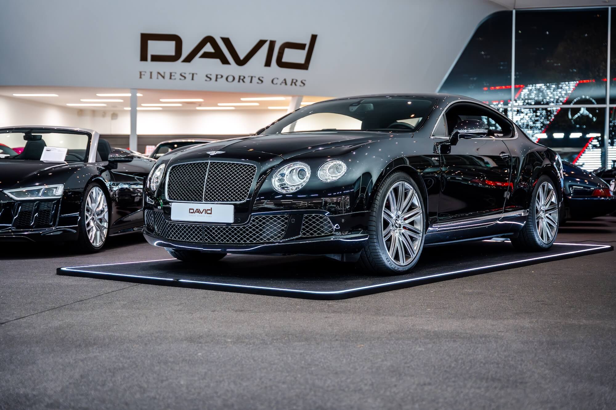 Bentley Continental GT Speed im Showroom – David Finest Sports Cars Hamburg Bentley Continental GT Speed im Showroom von David Finest Sports Cars Hamburg