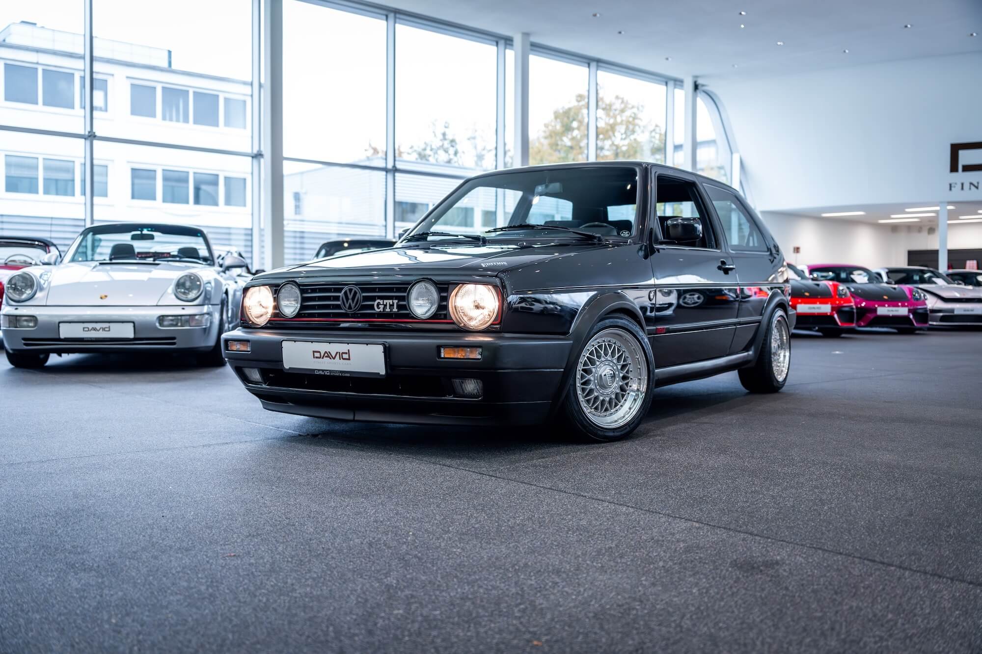 Golf GTI MK2 im Showroom – David Finest Sports Cars Hamburg Golf GTI MK2 im Showroom von David Finest Sports Cars Hamburg