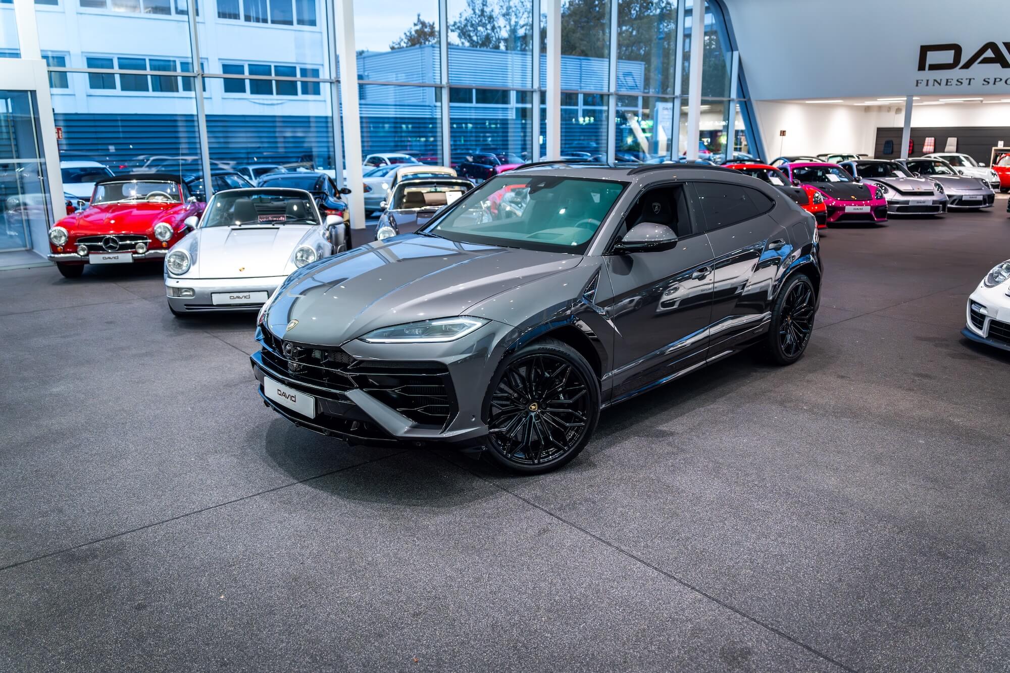 Lamborghini Urus SE im Showroom – David Finest Sports Cars Hamburg Lamborghini Urus SE im Showroom von David Finest Sports Cars Hamburg