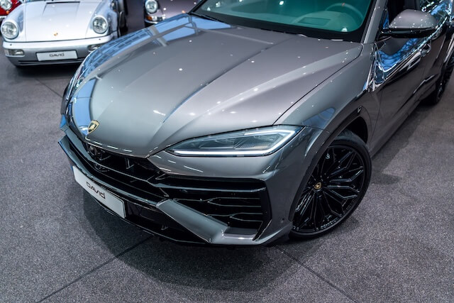 Lamborghini Urus SE im Showroom von David Finest Sports Cars Hamburg