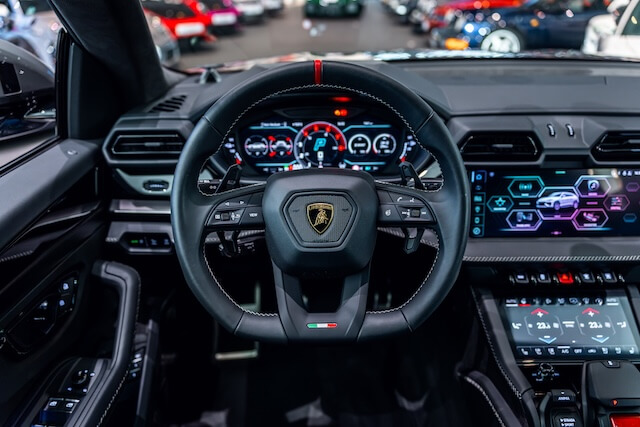 Lamborghini Urus SE im Showroom von David Finest Sports Cars Hamburg