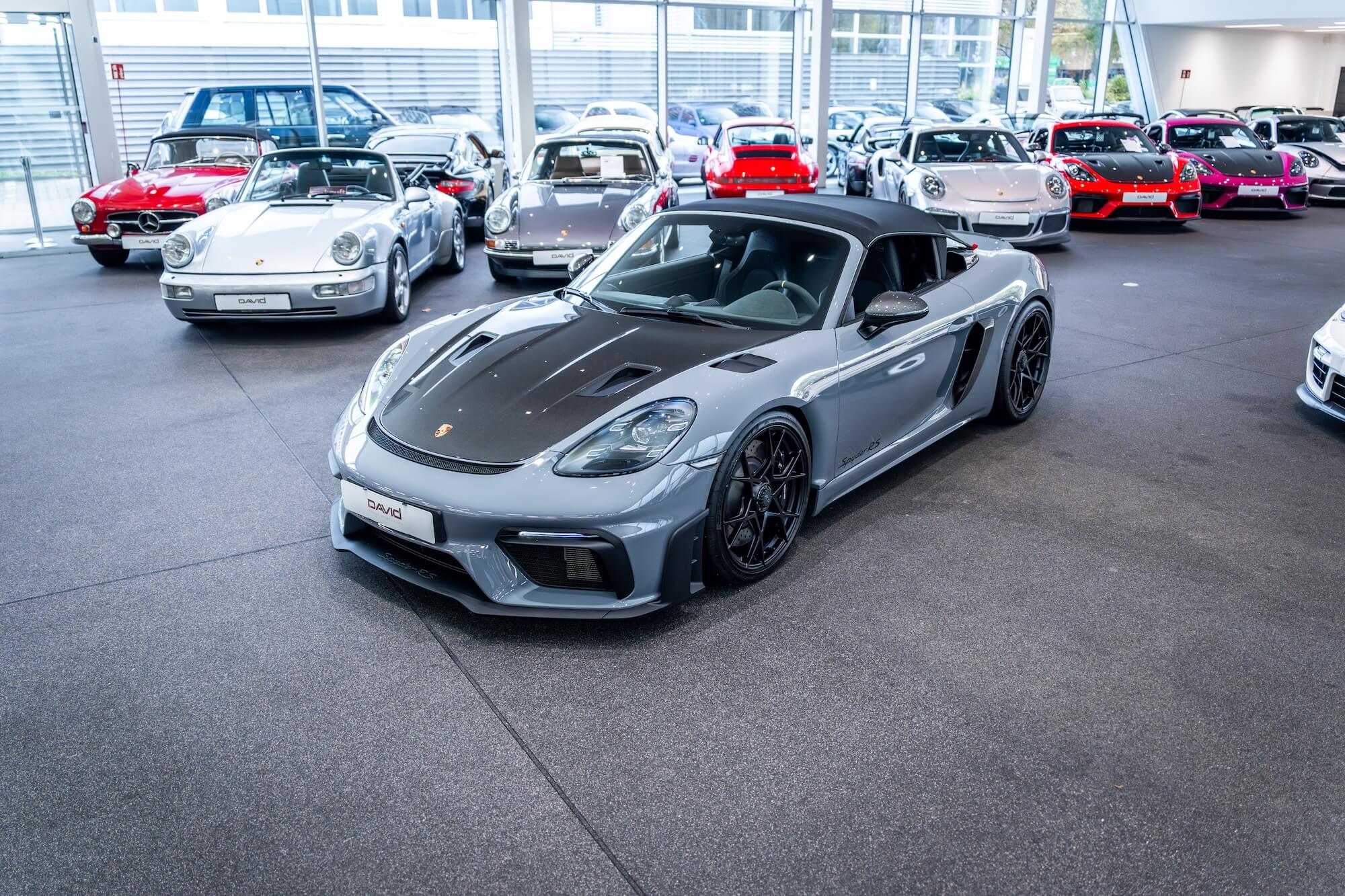 Porsche 718 Spyder im Showroom von David Finest Sports Cars Hamburg