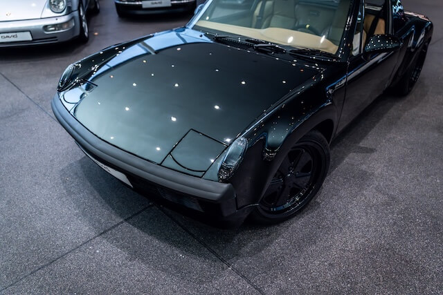 Porsche 914-6 im Showroom von David Finest Sports Cars Hamburg