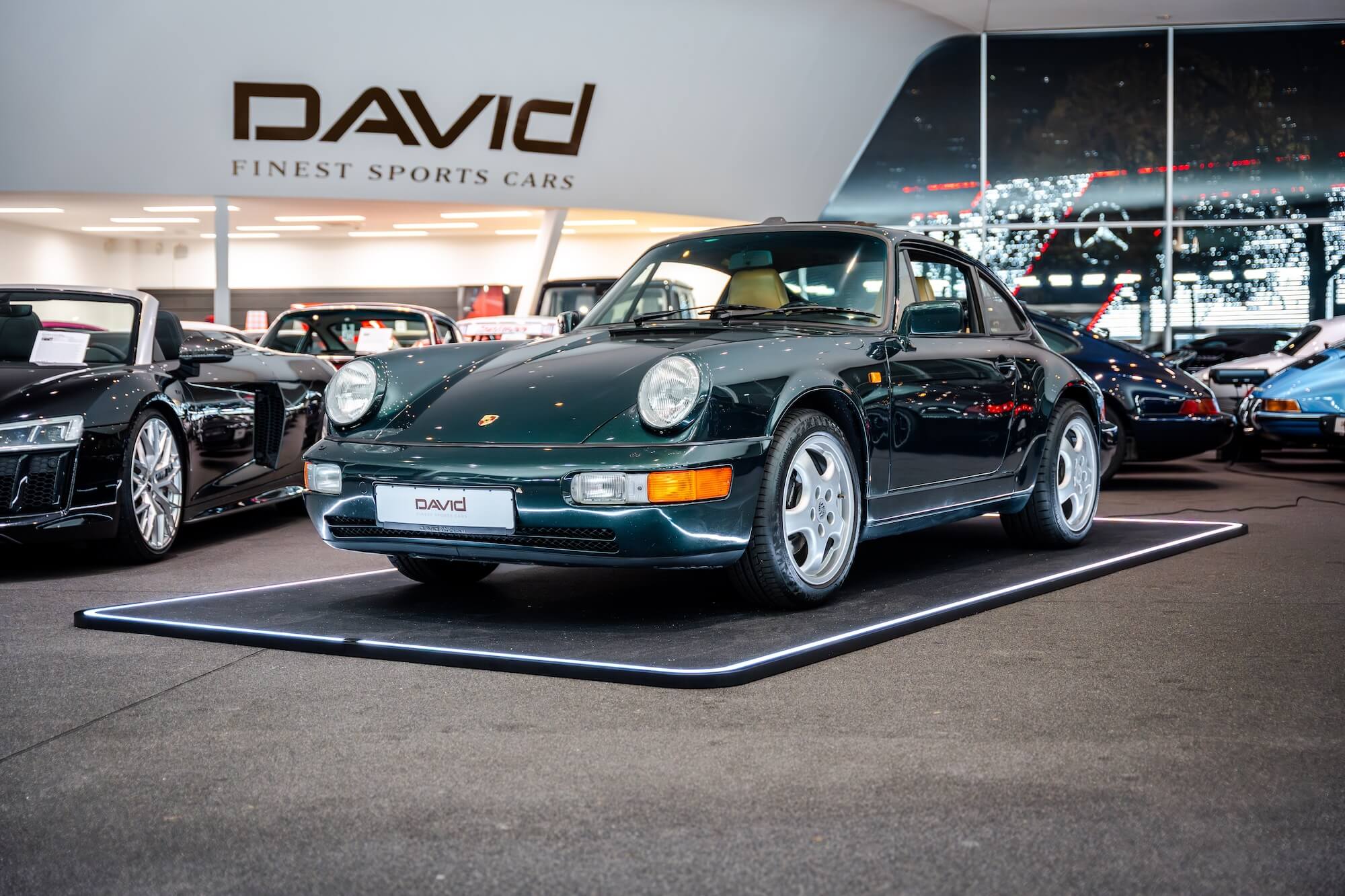Porsche 964 C4 im Showroom – David Finest Sports Cars Hamburg Porsche 964 C4 im Showroom von David Finest Sports Cars Hamburg
