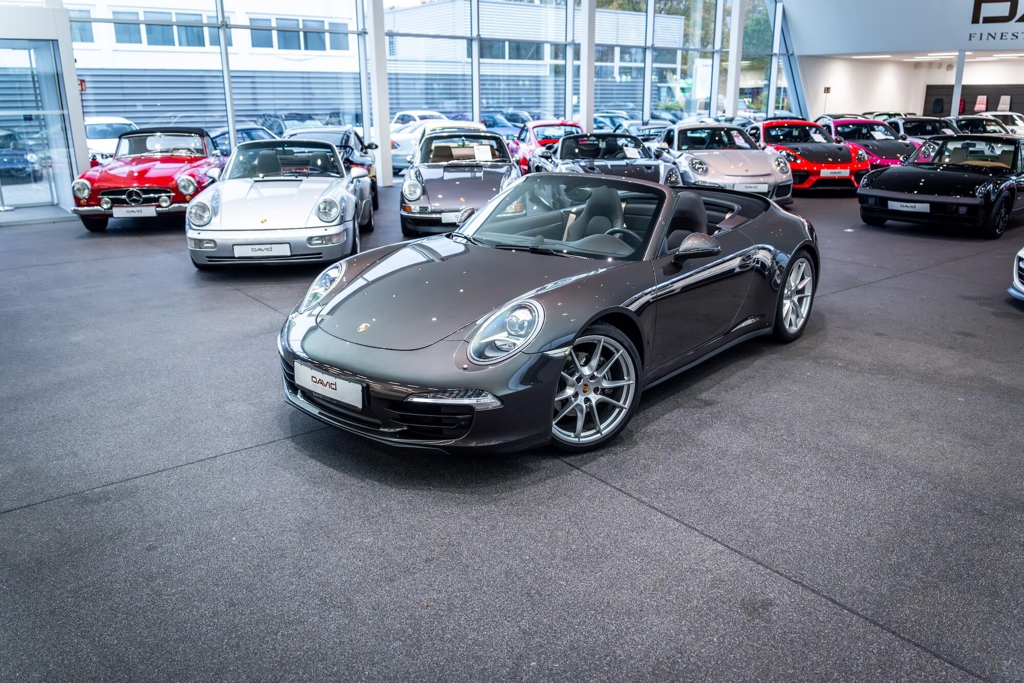 Porsche 991.1 Cabrio im Showroom von David Finest Sports Cars Hamburg