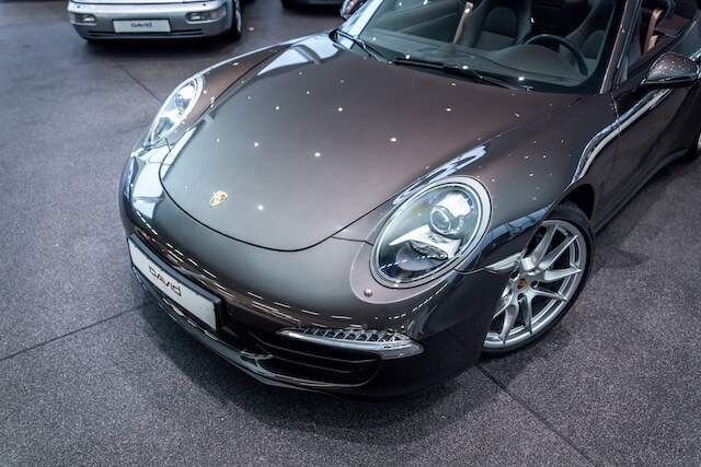 Porsche 991.1 Cabrio im Showroom von David Finest Sports Cars Hamburg