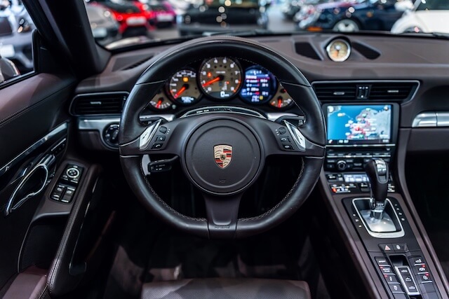 Porsche 991.1 Cabrio im Showroom von David Finest Sports Cars Hamburg