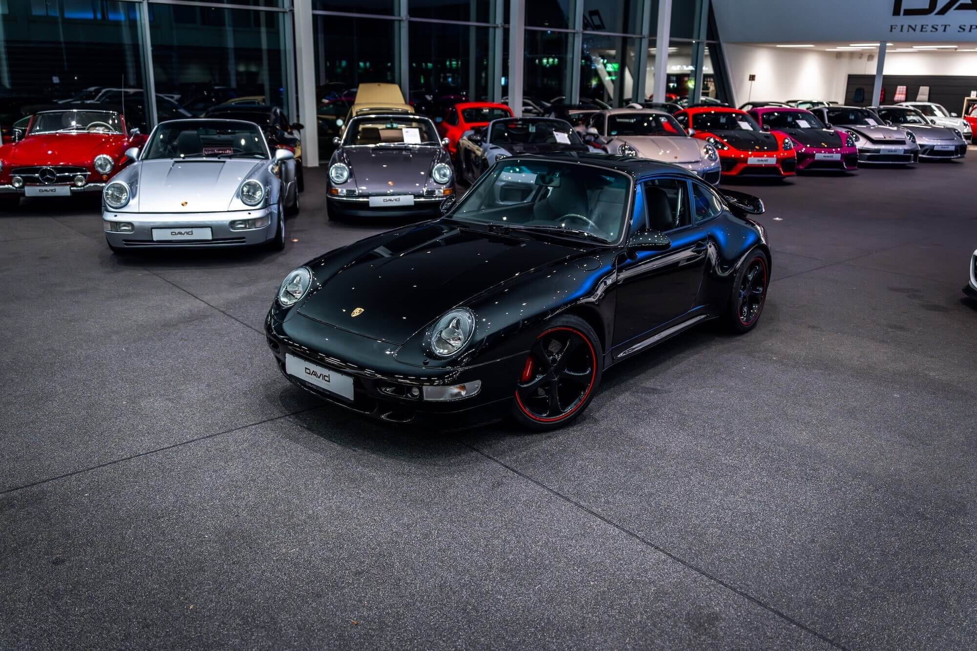 Porsche 993 Turbo Coupé im Showroom von David Finest Sports Cars Hamburg