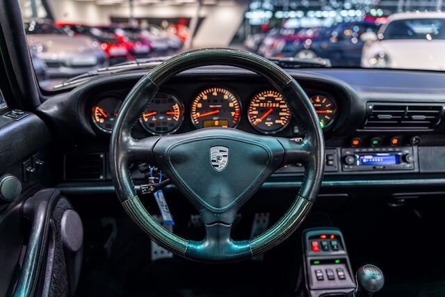 Porsche 993 Turbo Coupé im Showroom von David Finest Sports Cars Hamburg