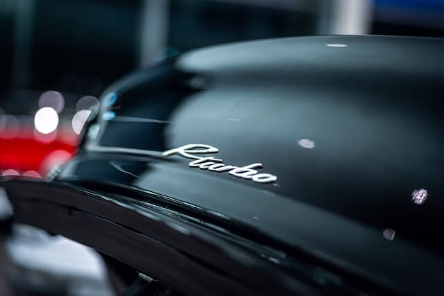 Porsche 993 Turbo Coupé im Showroom von David Finest Sports Cars Hamburg