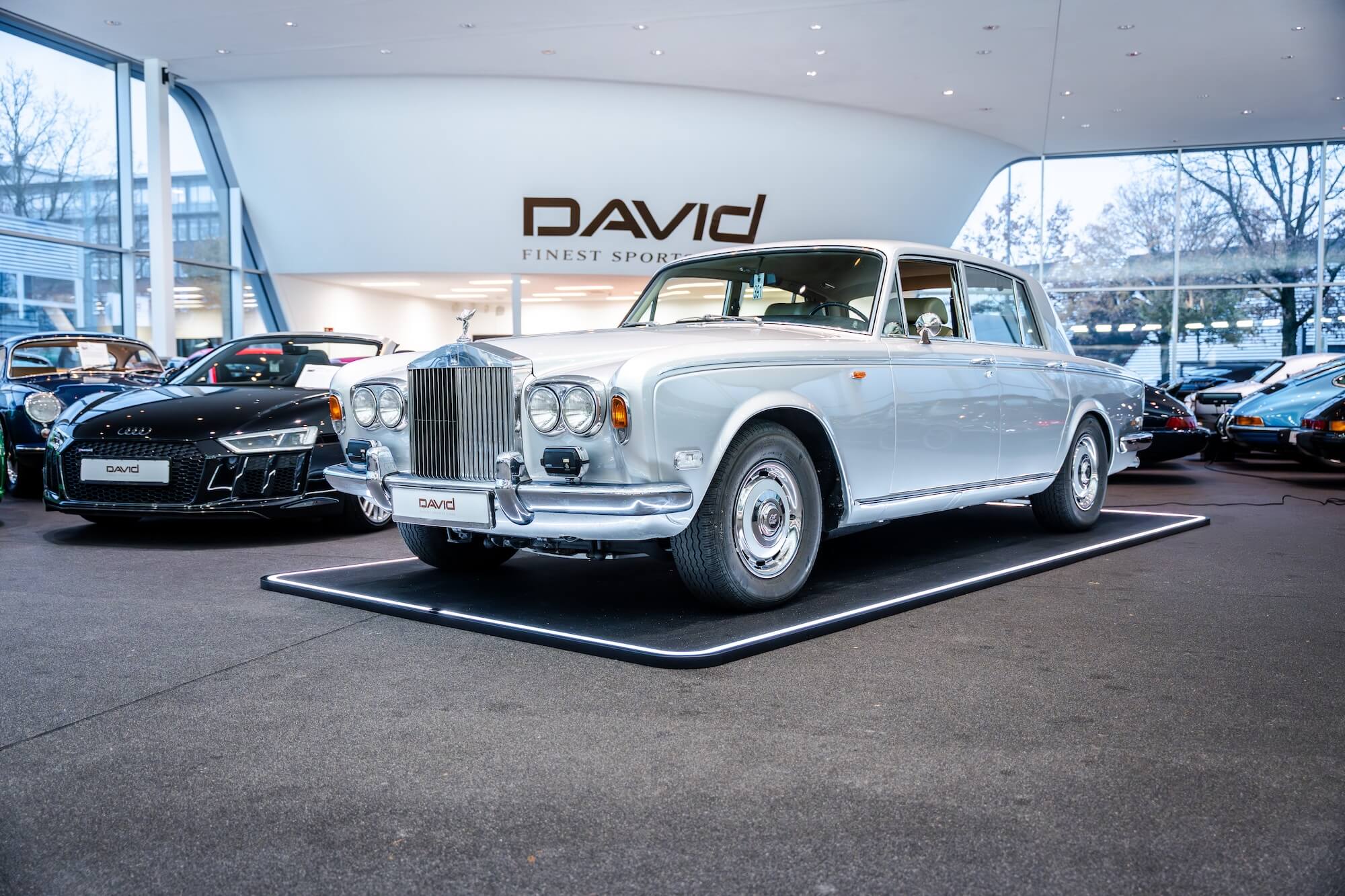 Rolls-Royce Silver Shadow im Showroom – David Finest Sports Cars Hamburg Rolls-Royce Silver Shadow im Showroom von David Finest Sports Cars Hamburg
