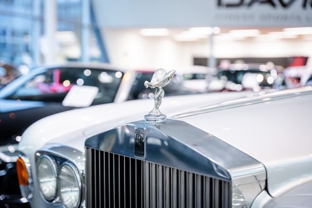Rolls-Royce Silver Shadow im Showroom von David Finest Sports Cars Hamburg