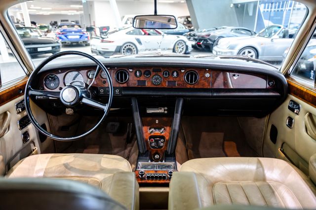 Rolls-Royce Silver Shadow im Showroom von David Finest Sports Cars Hamburg