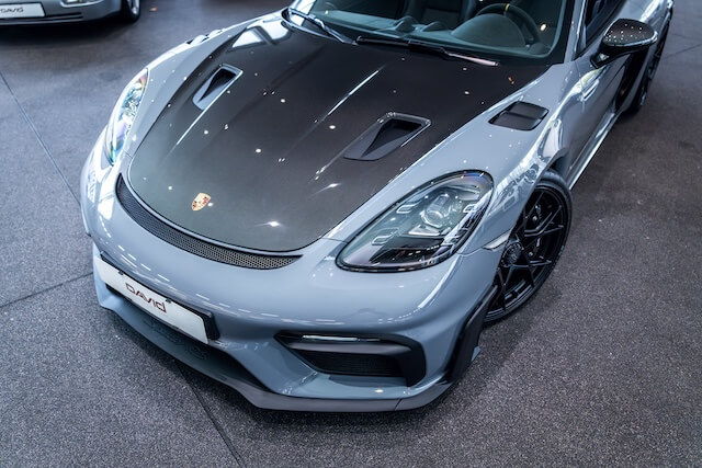 Porsche 718 Spyder im Showroom von David Finest Sports Cars Hamburg