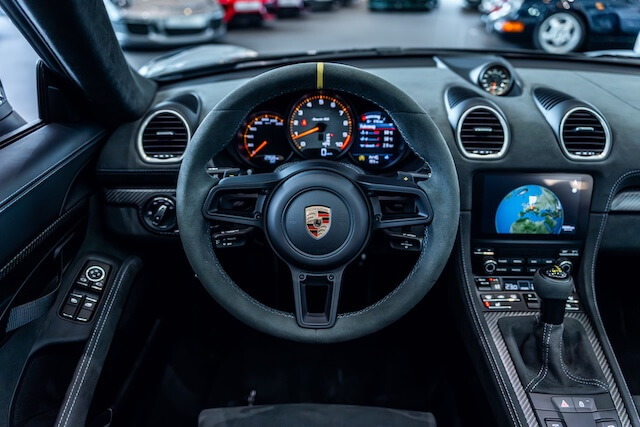 Porsche 718 Spyder im Showroom von David Finest Sports Cars Hamburg